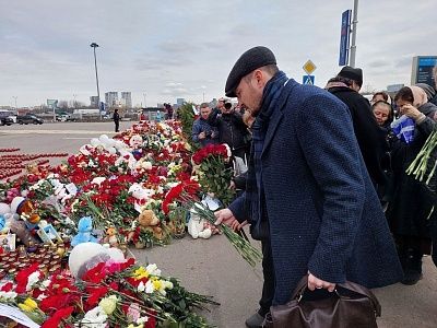 Почтение памяти: «Ветераны России» возложили цветы к мемориалу жертв теракта в «Крокус Сити Холл» - фото 5