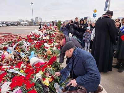 Почтение памяти: «Ветераны России» возложили цветы к мемориалу жертв теракта в «Крокус Сити Холл» - фото 4