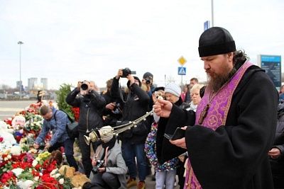 Почтение памяти: «Ветераны России» возложили цветы к мемориалу жертв теракта в «Крокус Сити Холл» - фото 3