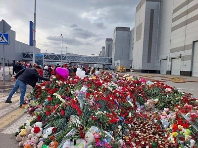 Почтение памяти: «Ветераны России» возложили цветы к мемориалу жертв теракта в «Крокус Сити Холл» - фото 7