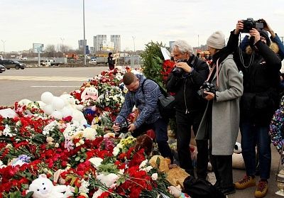 Почтение памяти: «Ветераны России» возложили цветы к мемориалу жертв теракта в «Крокус Сити Холл» - фото 2